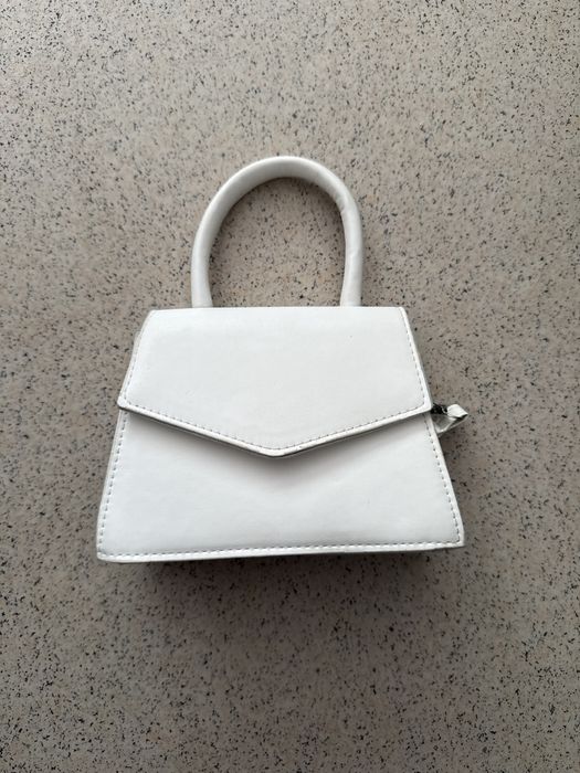 Белая мини сумочка с ремешком