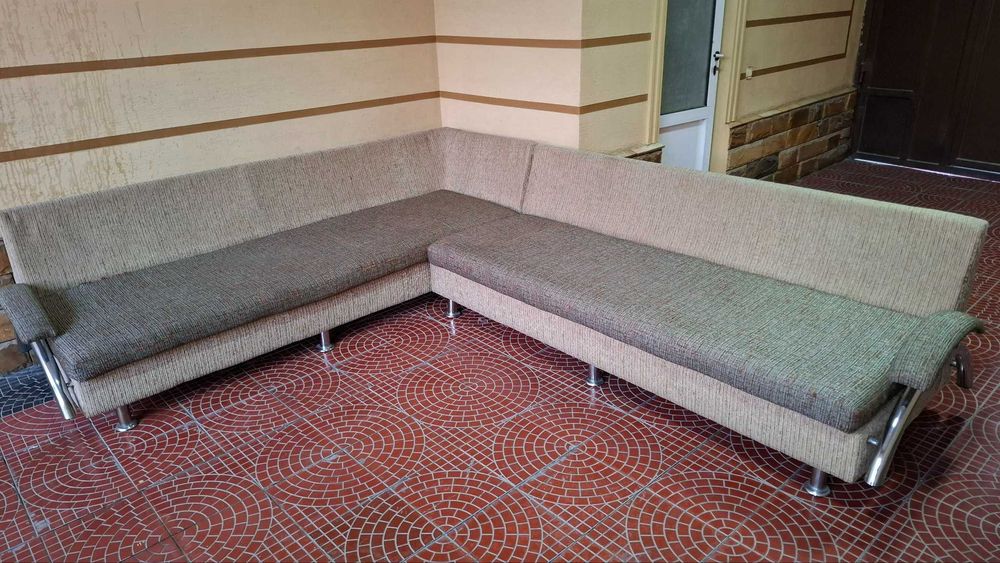 Komplekt tabiiy yog‘ochli stol bilan burchakli divan sotiladi