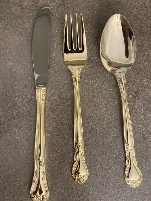 Прибори за хранене за 12 човека