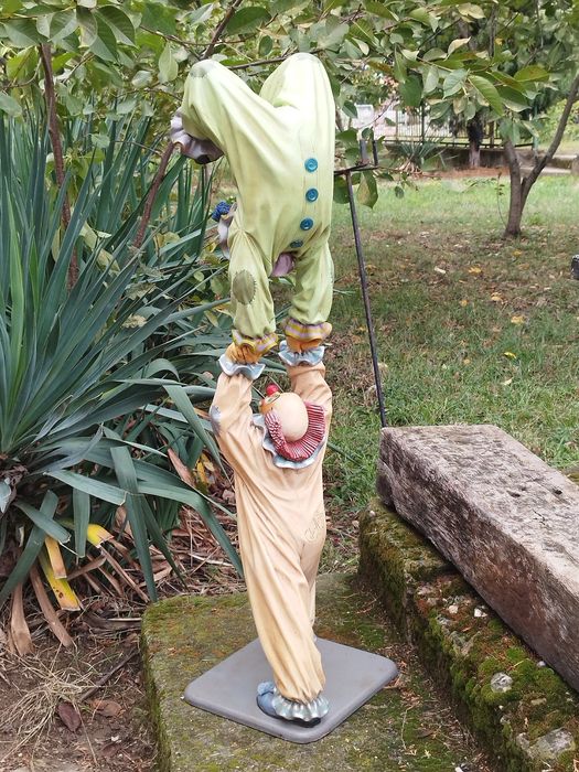 Колекционерска фигура на клоун на филипинския автор Jun Asilo