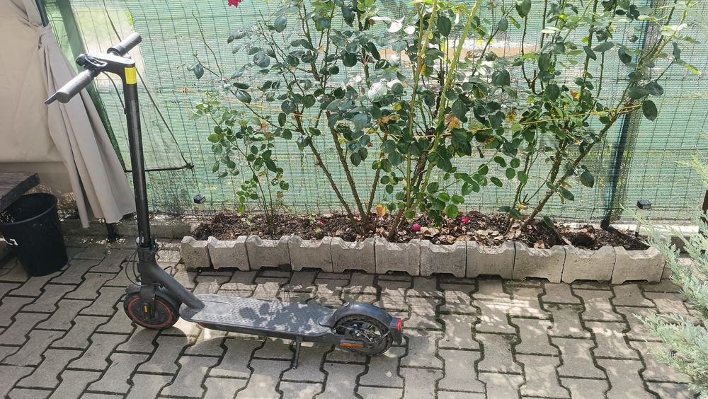 Trotineta electrica Xiaomi Mi Electric Scooter Pro 2, putere motor 300 W, autonomie max. 45 Km, viteza maxima 25 Km/h, Negru