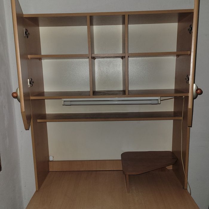 Компактно бюро с надстройка.