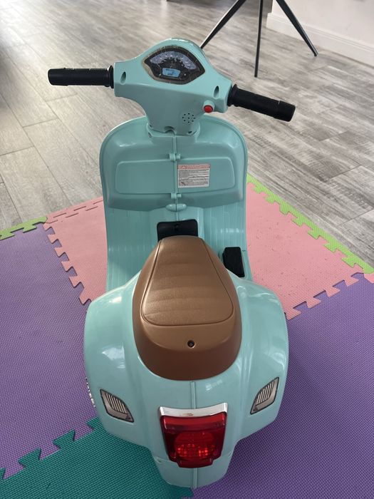 Mini Scuter Electric Vespa GTS pentru Copii – Ca Nou!