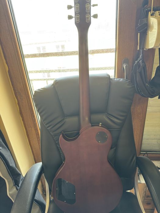 Продавам електрическа китара Harley Benton SC-400 SGT Classic+кейс с леки външни забележки+подарък нови струни и ръчноизработен кожен колан