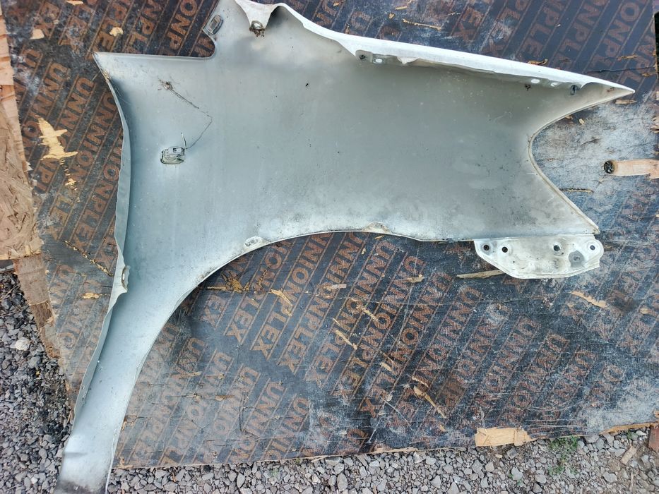 Toyota ipsum Крыло