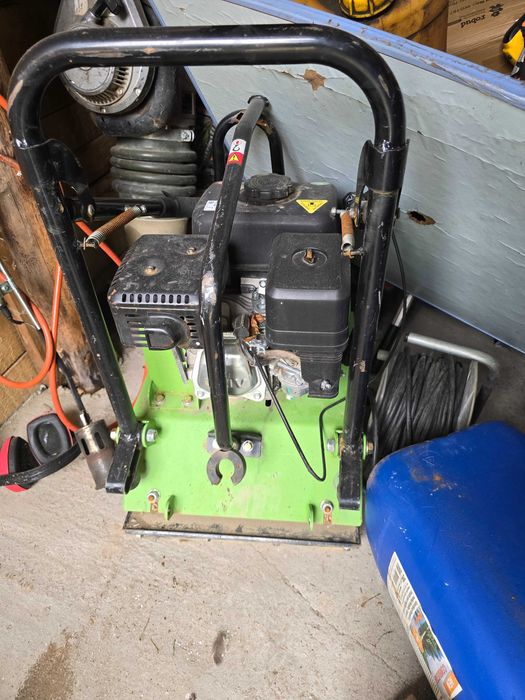 Închiriez masina de asfalt,placa compactoare,compactor si drujba de asfalt