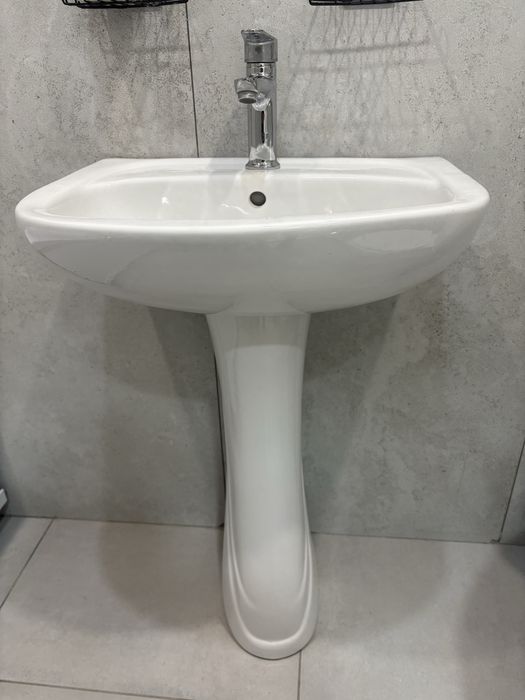 Продам раковину со стойкой