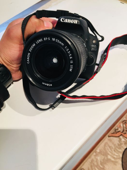 Зеркальный фотоаппарат Canon 200d