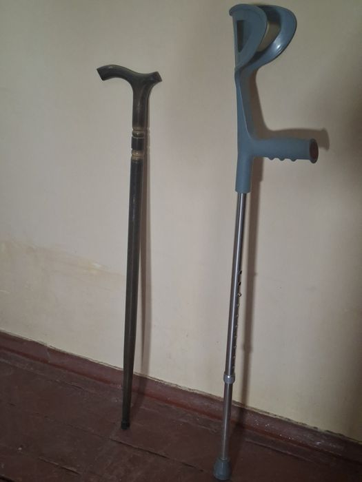 Продается подмышечный костыль и трость