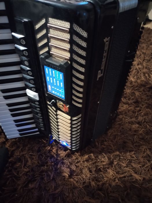 Vând acordeon cu sistem midii