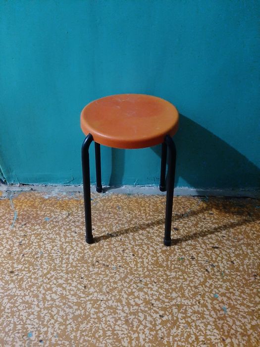 Стул,табуретка по одной шт.