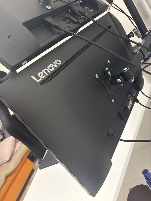 Два монитора Lenovo (с гаранционен срок)