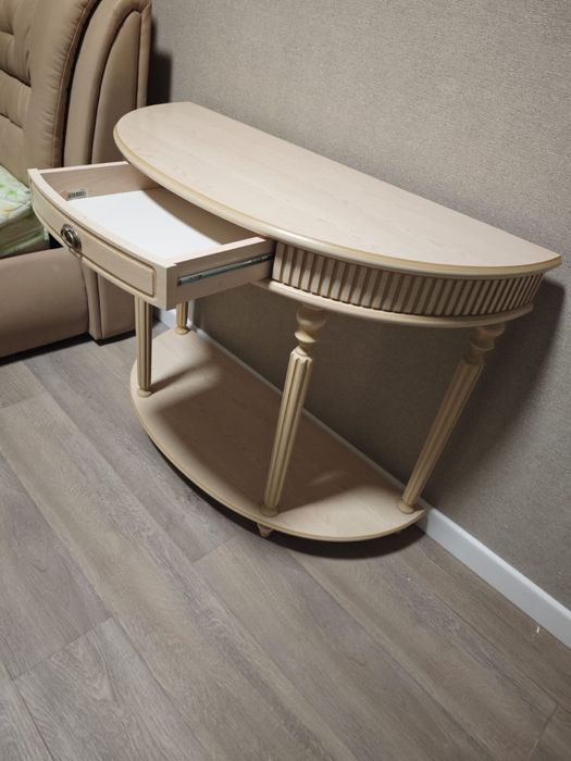 Продам консоль в прихожую