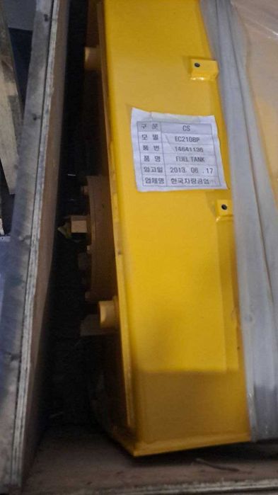 volvo EC210B . ЕС200D эксковаторларига топливннй бак сотилади