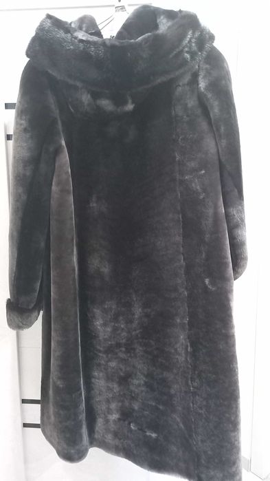 Шуба мутон новая.