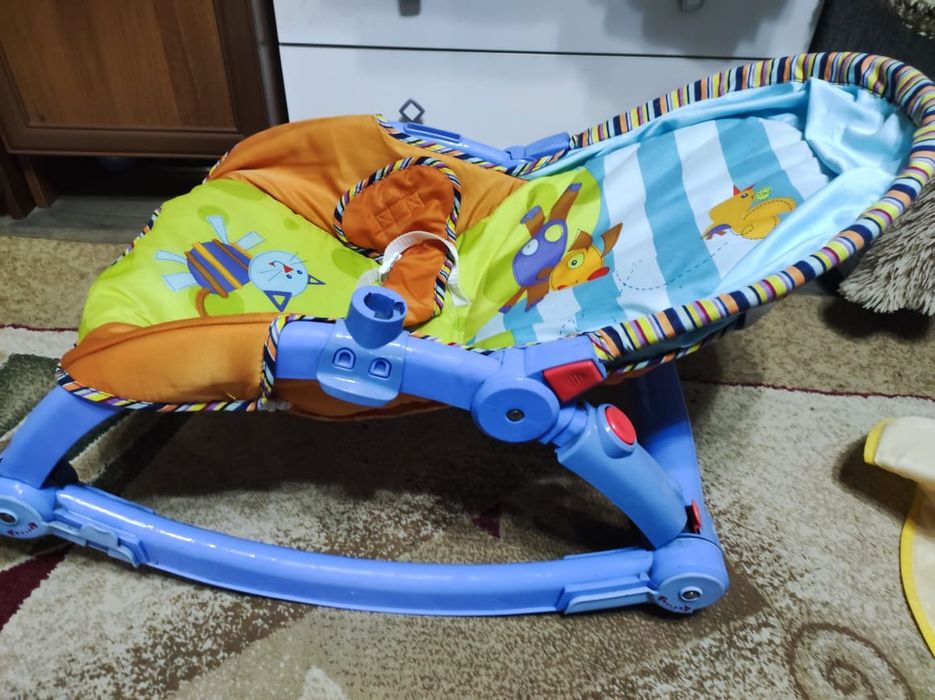 Шезлонг и развивающий коврик