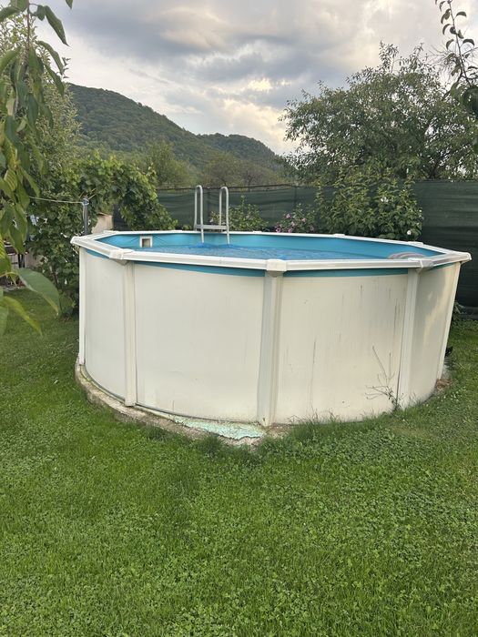 Vand piscina cu cadru de otel.