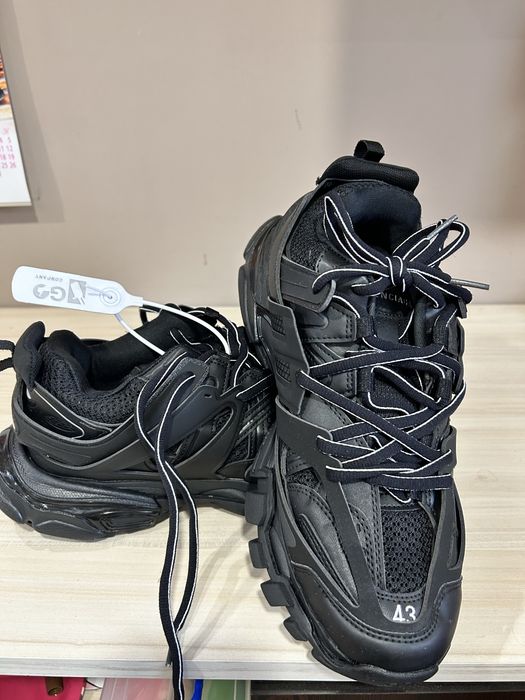 Маратонки Balenciaga номер 43 нови в кутия с раничка и връзки !