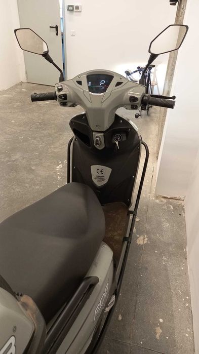 Scuter electric nou, impecabil,autonomie mare,