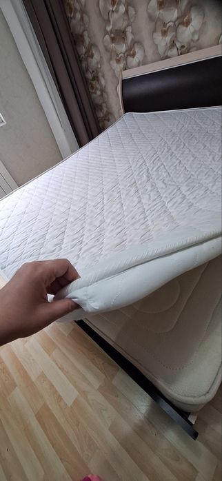 Спалня с матрак и нощни шкафчета