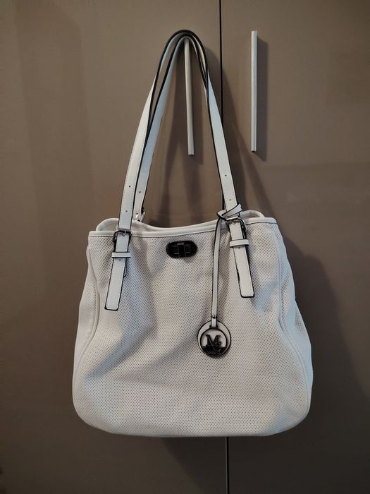 Бяла дамска чанта с перфорация.