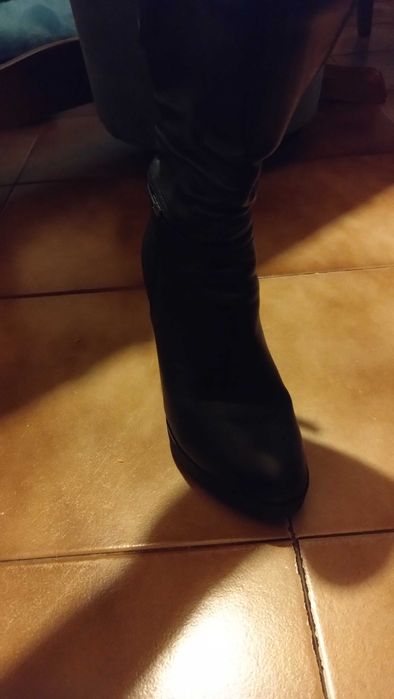 Черни боти с ток