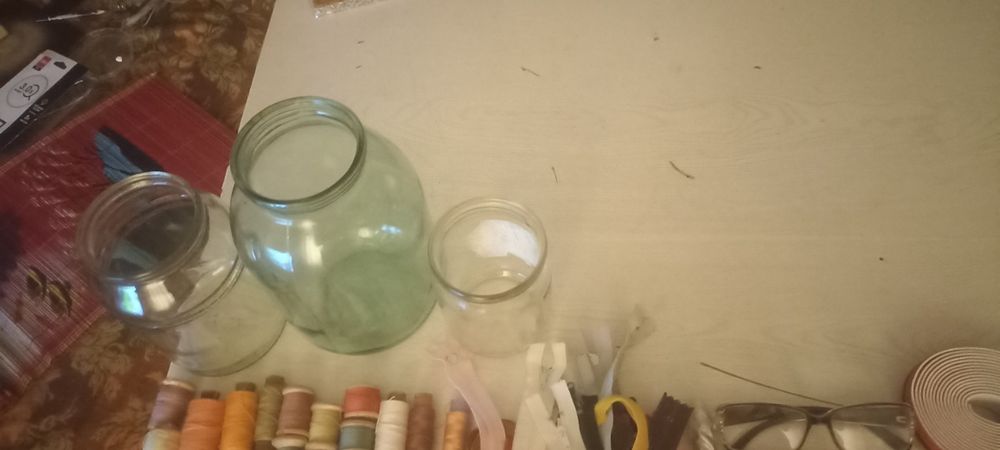 Всё для шитья, термометр ртутный, косметичка, очки, банки