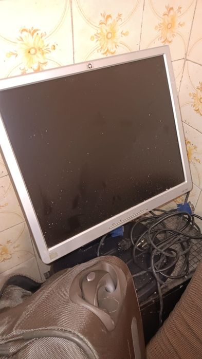 Продавам монитор НР 1740