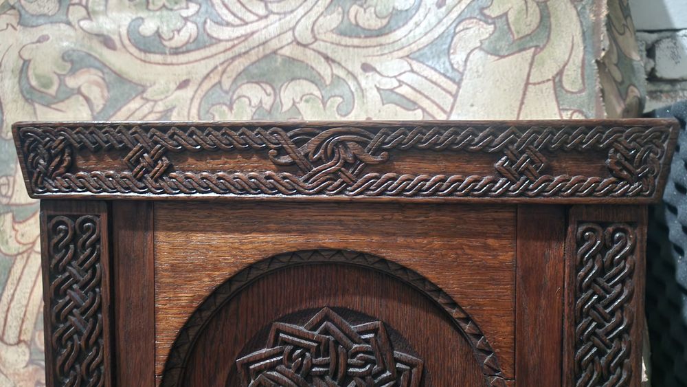 Scaun vechi din lemn masiv stil neo românesc