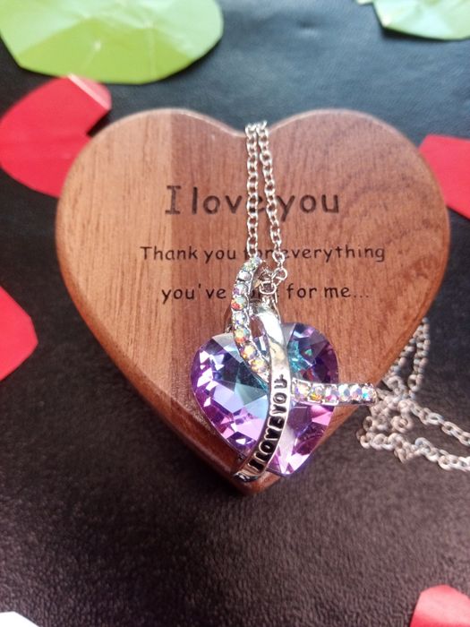 Дървена кутия с колие