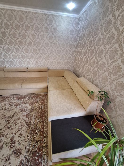 Угловой диван в хорошем состоянии
