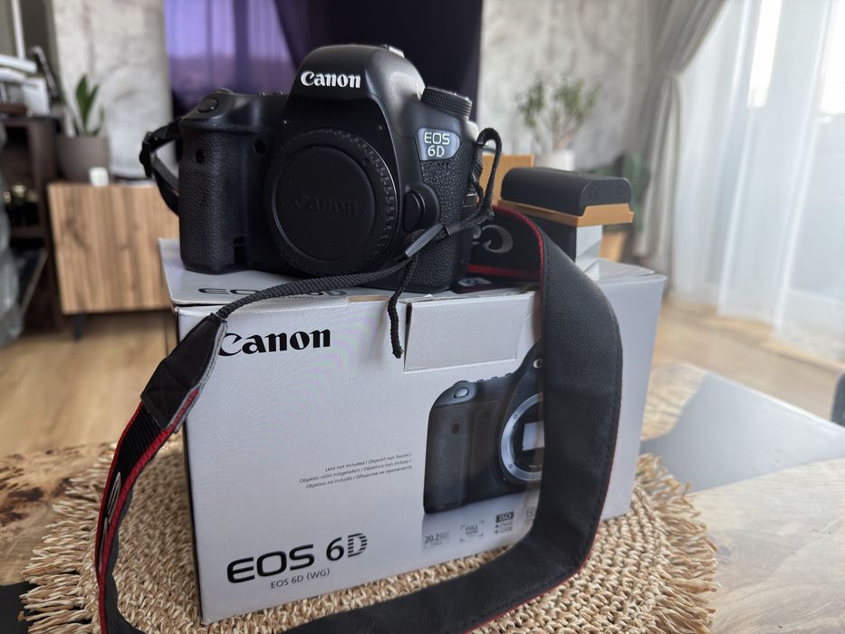 Canon 6D cu 3 acumulatori, cutie, incarcator
