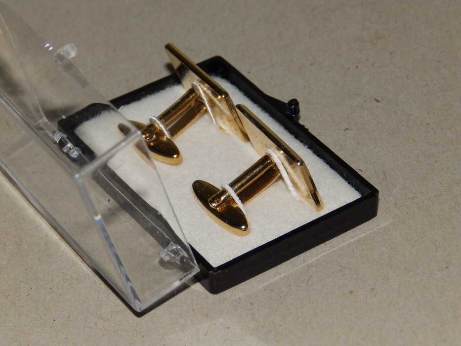 Стари предмети на различни цени, кутия, пагони, шише