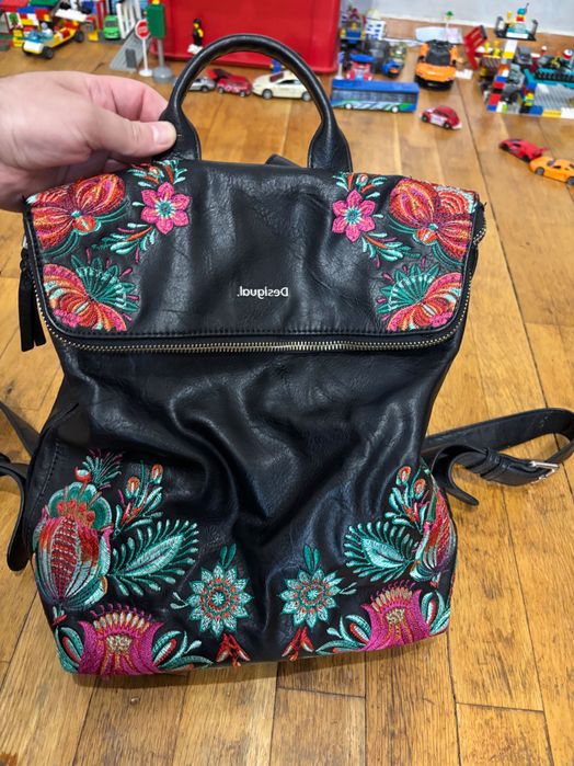 Desigual черна кожена раница с бродерия цветя