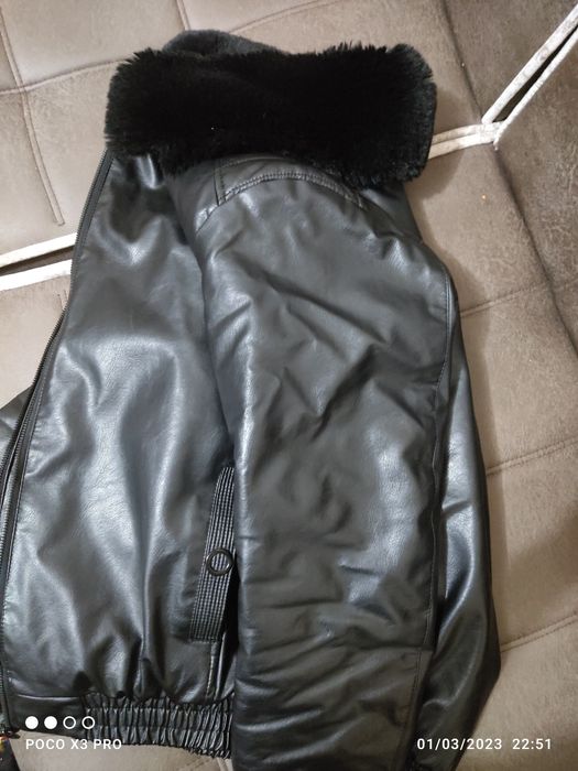 Qora kurtka sotiladi 52 razmer issiqina