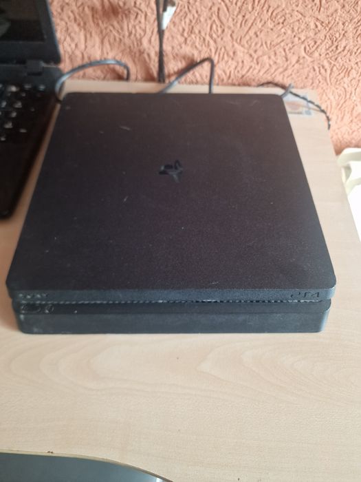 Playstation 4 slim 1tb с 4 игри