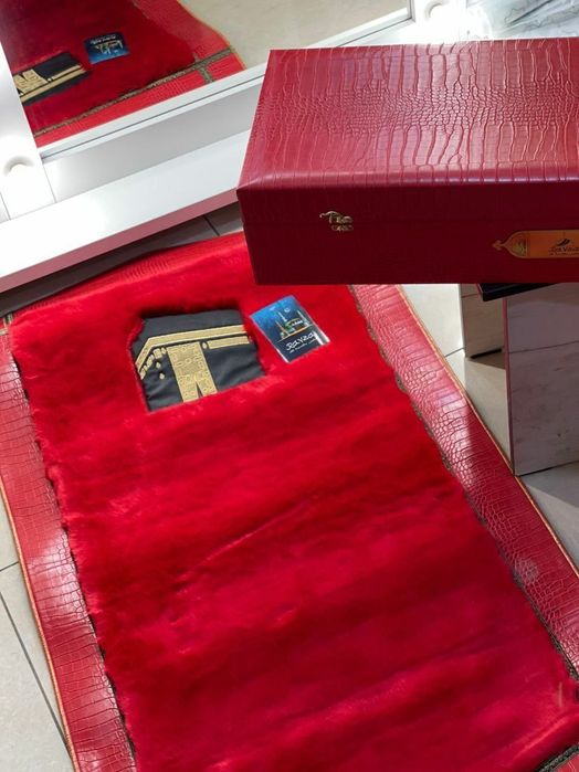 Кожа чемоданда катта мехли жойнамоз.