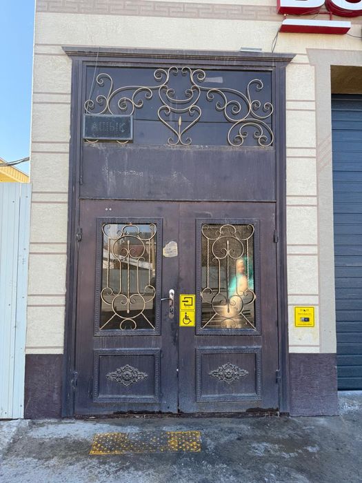 Прадаеться дверь