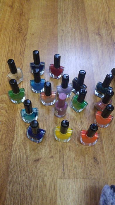 Лаки для ногтей разные