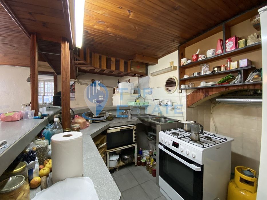 Двуетажна тухлена къща и автосервиз в с. Самоводене, област Велико Тъ