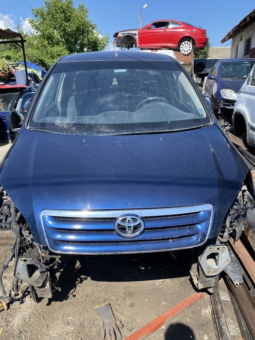 Toyota Avensis verso на части