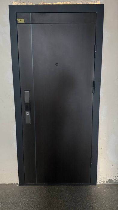 Продаётся железная входная дверь!!!