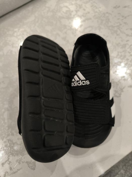 Продавам детски обувки 27 номер