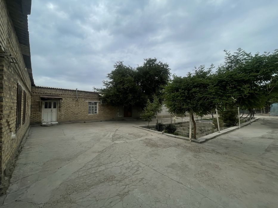 Uchastka sotiladi katta hovli tel qilinglar