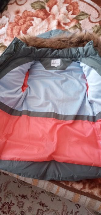 Продам куртку для девочек