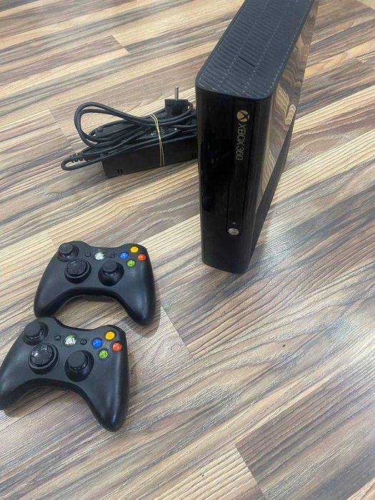 Xbox 360E freeboot 500gb 2 джойстика