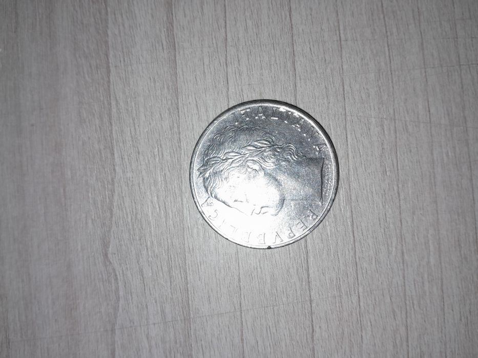 Монета 100 Лир в отличном состоянии