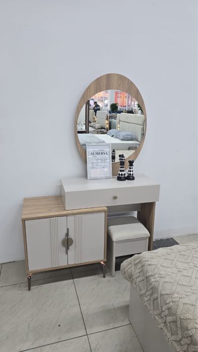 Продам туалетный столик зеркалом. Торг!