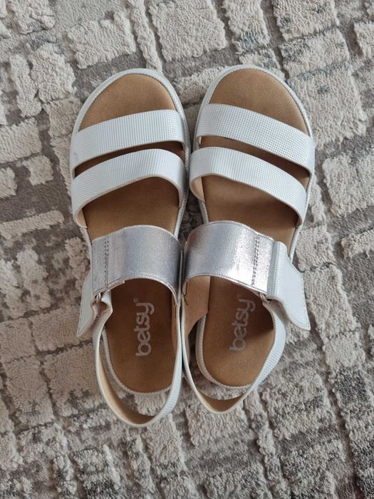 Продам босоножки на девочку