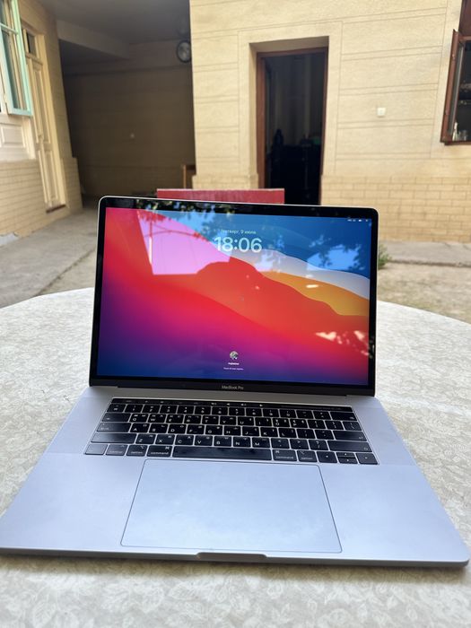 MacBook Pro 15.4” 2018 | Core i7 | 32GB RAM | 512GB SSD | Touch Bar